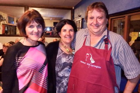 Vlnr is Gina Eaterhuizen saam met die egpaar Robert en Michelle Davis van Misty Mountains Winery